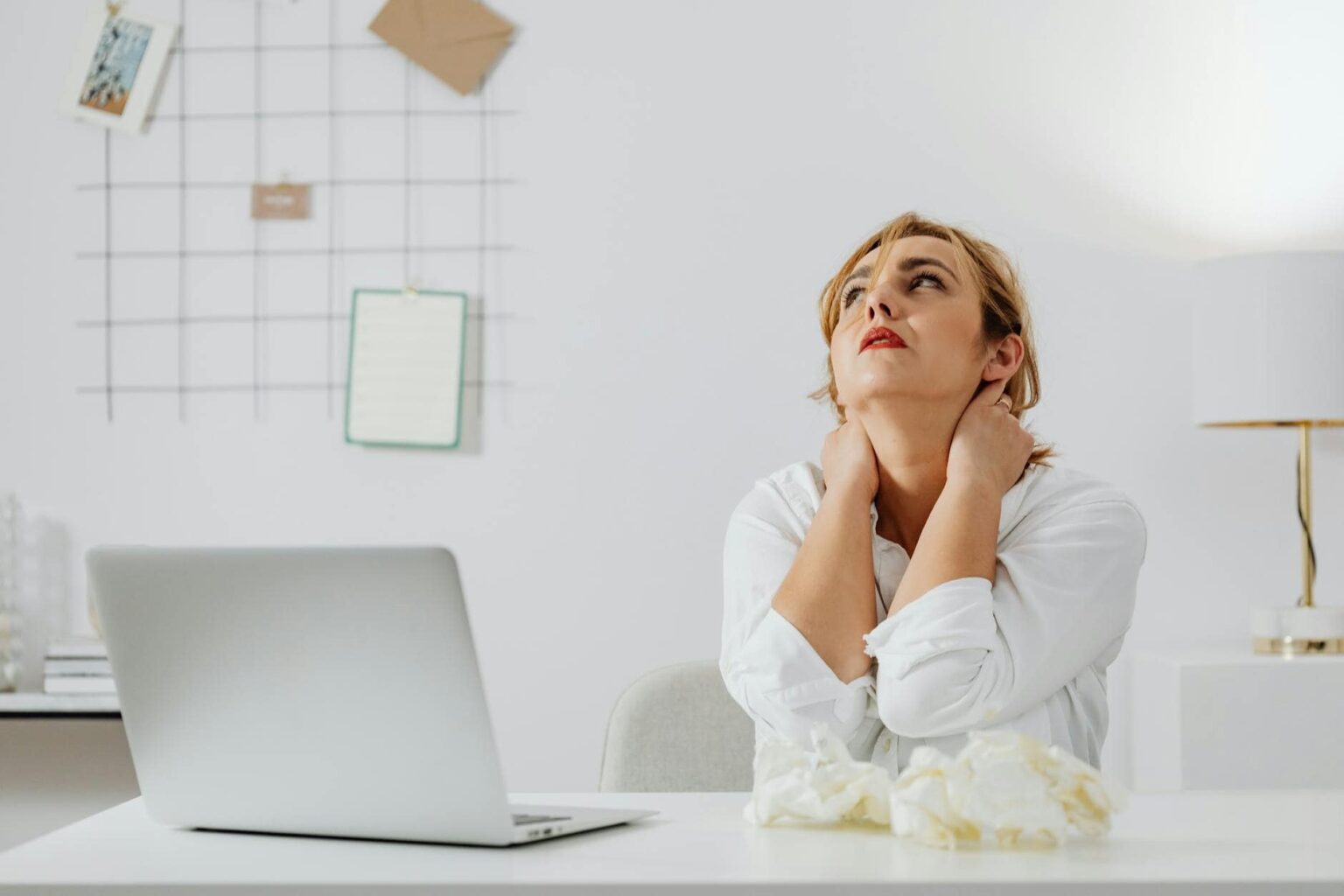 Triệu chứng quá tải nhận thức: 15 dấu hiệu cảnh báo não bộ bạn đang bị áp lực